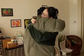 郑恺晒一家十口贺新年，爷爷奶奶罕出镜，四世同堂其乐融融好幸福图片