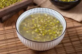 绿豆汤一煮就发红？大厨教3招，怎么煮都不变色，10分钟煮开花图片