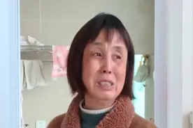 57岁母亲，半年花光女儿10万元，又向儿子索要100万，结局如何？图片