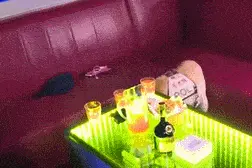 一只警犬在工作中疯狂偷吃，却无法阻止，警方检查后：真是大福利图片