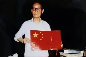 1950年，国务院给一上海市民寄去500万元：你设计的国旗已被采用图片