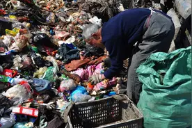 河南69岁拾荒老人捡到3个老烟盒，鉴定专家:可以回家养老了!图片