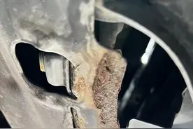 准新车底盘大面积锈蚀！东风日产“忠实粉”无奈维权图片