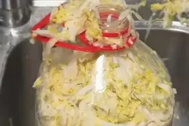 女子自腌酸菜开盖时爆炸喷溅满屋，酸菜为什么有这么大“威力”？图片
