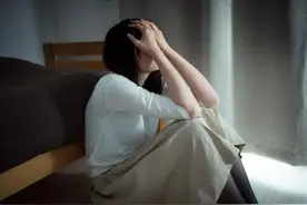 我25岁，被父亲强迫嫁给后妈的儿子，10年后得知真相的我崩溃了图片