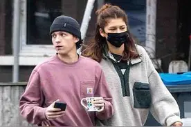 荷兰弟谈恋爱像小娇妻，被赞达亚一把搂入怀里，网友：快原地结婚图片