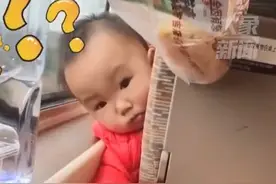 女子高铁投喂前座萌娃被回赠奶瓶 网友笑赞：饭碗都拿出来了图片