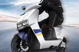 台铃推出领跑400，颜值高，动力强，还带35L座桶，实用性很好图片