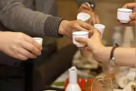 酒桌上陪客户不知道说啥？学会下面3招，以后客户指定你“陪酒”图片