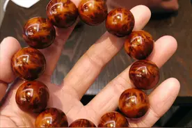 入手已经5年崖柏手串，包浆后是真的好看，不适合心急的人玩图片