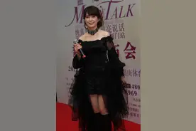 孟庭苇气质好温柔，51岁穿一字肩薄纱裙，身材气质都和小姑娘一样图片