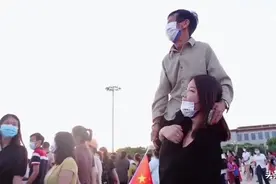“老爸，看见了吗？”河南姑娘扛起75岁养父看升旗图片