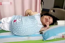 首例“玻璃娃娃”产子：不顾众人劝阻执意生子，如今后悔了吗？图片