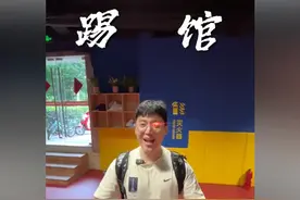 韩国小伙自带装备，踢馆中国乒乓球，信心十足却被教练拿手机打趴图片