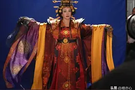 看了74岁的刘晓庆再扮武则天，我才明白，什么叫“女皇圣体”图片