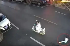 谢谢善良的陌生人！女童被卷入车底，路人瞬间集结抬车救人！图片