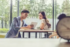 和男人相处，建议你做一个“虚伪”的女人，好处很多图片