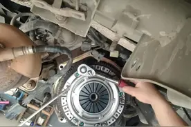 车子挂不上挡，踩离合有异响，故障的原因竟然是这样！图片