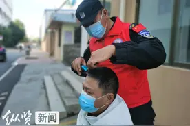 赞！石家庄保安志愿者免费为路人理发图片