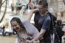 泼水节男性围攻女游客，拿水枪瞄准私密部位喷水，网友谴责！图片