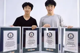 青岛两兄弟两个月四破魔方吉尼斯世界纪录，曾在水下进行训练图片