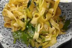 最正宗的懒人凉皮做法，一搅一拌5分钟就做好，看着诱人吃着过瘾图片