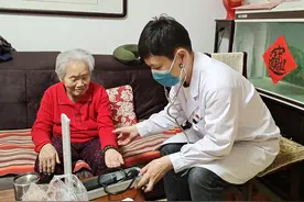 【60岁以上人群接种新冠疫苗】百岁“老主任”重新“出山” 争做疫苗接种“代言人”图片