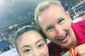 女排名将嫁美国助教生混血宝宝，陪老公荷兰带队，开豪车住豪宅图片