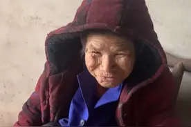 妈妈回家，看到7岁的女儿正帮奶奶洗脚、剪指甲，网友：家教好图片