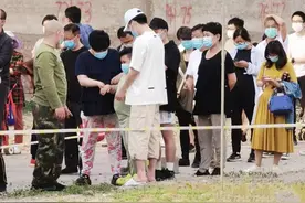 郭德纲一家人核酸检测，王惠身穿花裤子，7岁郭汾阳胖到不敢认图片