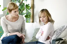 男生在家吃饭摔盆砸碗，对妈妈大吼大叫，却得到了一水的支持声图片