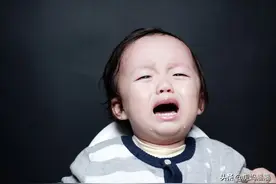 两个孩子总因为抢玩具打架，家长不同的做法，给孩子不一样的教育图片