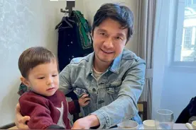 前国脚谢晖晒47岁庆生照，二婚洋老婆身材火辣，混血儿子长相随爸图片