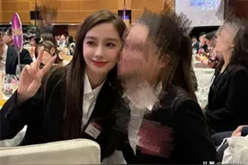 杨颖副主任身份曝光，与霍启山出席同场典礼，体制内穿搭惊艳全场图片