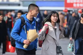 21岁男大学生回家，发现卧室被妈妈收拾成“闺房”，网友感同身受图片