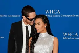 卡戴珊自曝和皮特相恋过程，居然是因为A妹的一句黄色玩笑？图片