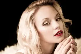 《人皮客栈》三部曲：那些排队领盒饭的美女们，各个来历不简单啊图片