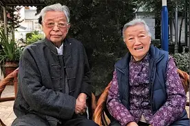 2019年褚时健追悼会，现场千人送别，马静芬哭着表白：来生还要嫁图片