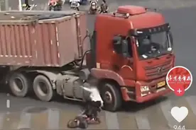 命真大！女子骑车遭大货车两次碾压头部，因戴头盔保住一命图片