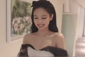 Jennie用吸管吃拉面，穿拖鞋接受采访，公开戛纳电影节幕后花絮图片