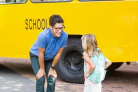 2岁宝宝不搭理陌生人被称“认生”：学会7原则，大方面对陌生人图片