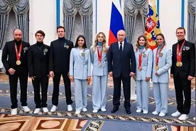 太有排面！俄罗斯总统普京亲自给K宝颁奖送花，K宝难掩喜悦之情图片