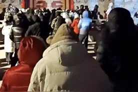 山西一寺庙深夜关闭遭游客踹门而入，官方回应丨顶端热点图片