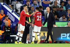 被全欧洲“羞辱”后，C罗接受现实从曼联替补席奋起图片