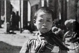 抗日15岁娃娃兵光着脚丫，被俘后在日军镜头前，挺起中国人的脊梁图片