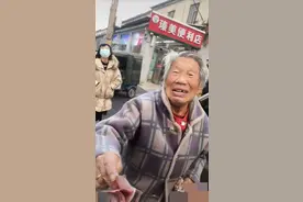 白发婆婆剐蹭汽车赔钱被拒，车主发声：心疼车更心疼老人图片