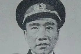 1955年全军大授衔时，一少将当场扯掉肩章，并发誓永远不穿军装！图片