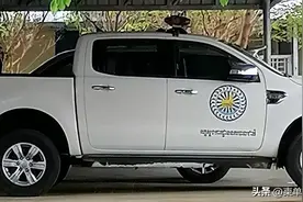 柬埔寨交警倒卖警车，私吞车款？图片