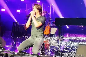 王力宏复出演唱会开幕！向粉丝双膝下跪，官司胜诉与李靓蕾没离婚图片