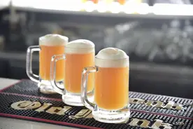 未开封的啤酒，过期后能不能喝？别再被误导了，听听酿酒师怎么说图片